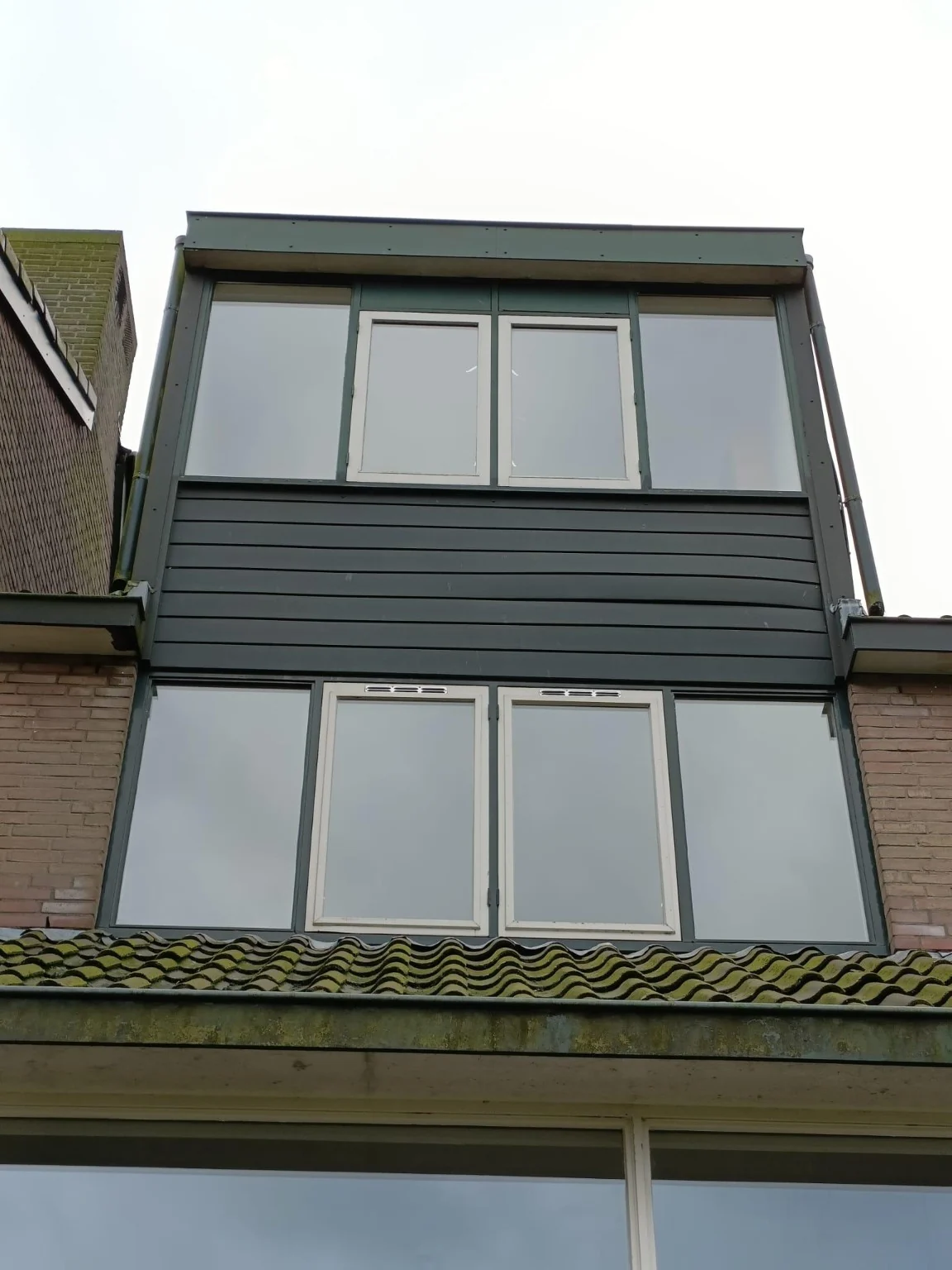Dezelfde bovenverdieping vóór de kozijnrenovatie