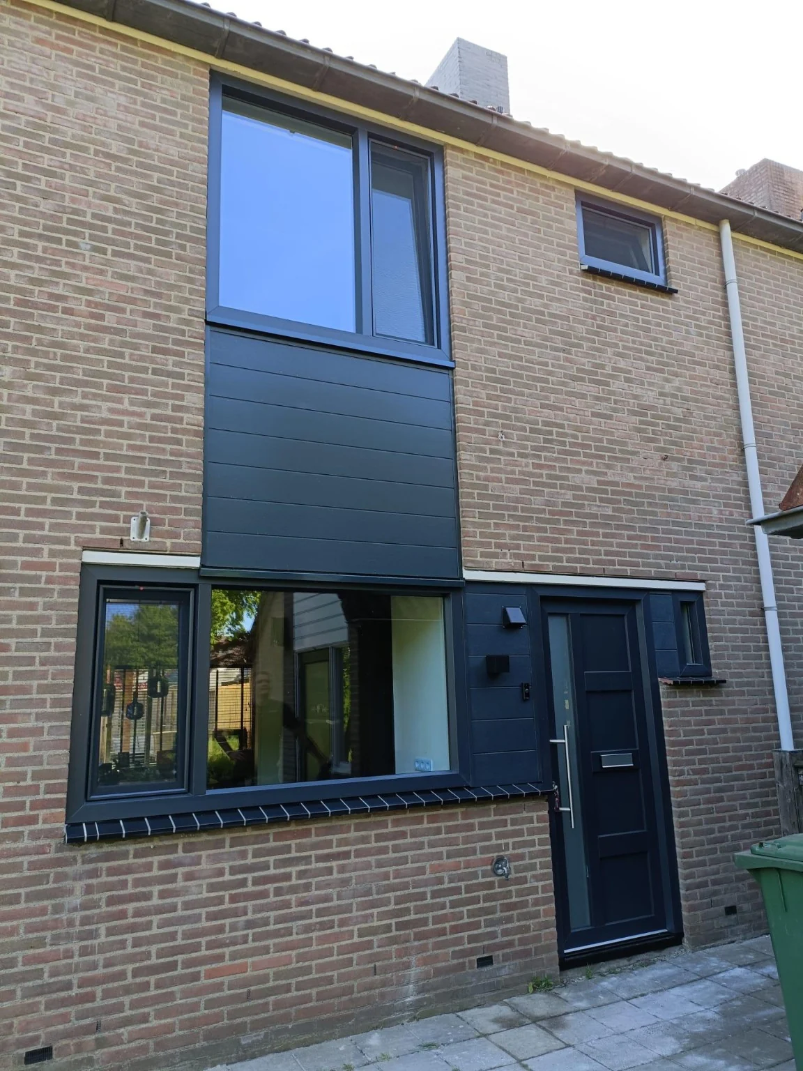 Gevelbekleding in antraciet na vernieuwing