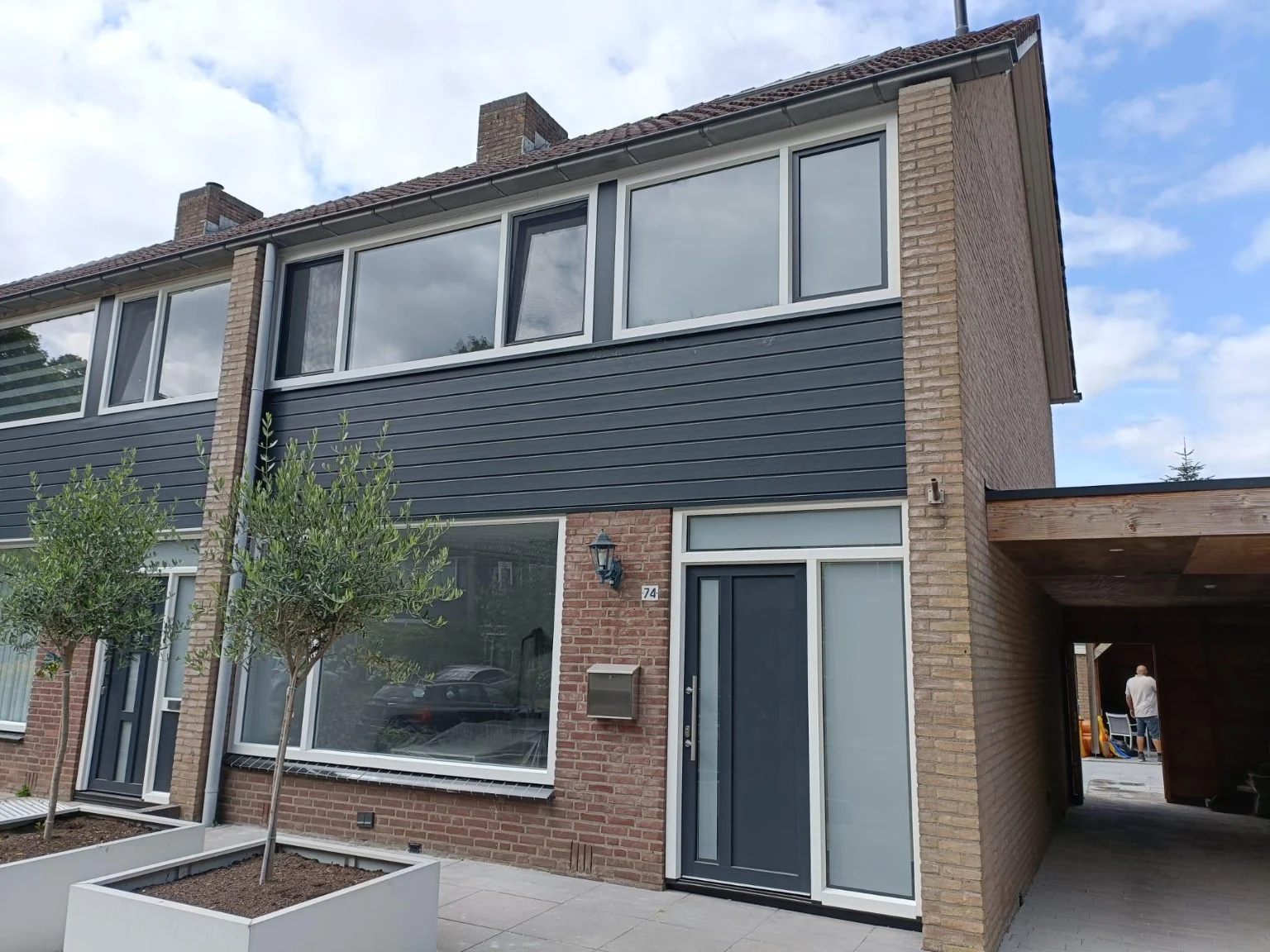 Tussenwoning na een complete renovatie met nieuwe kozijnen, voordeur en gevelbekleding